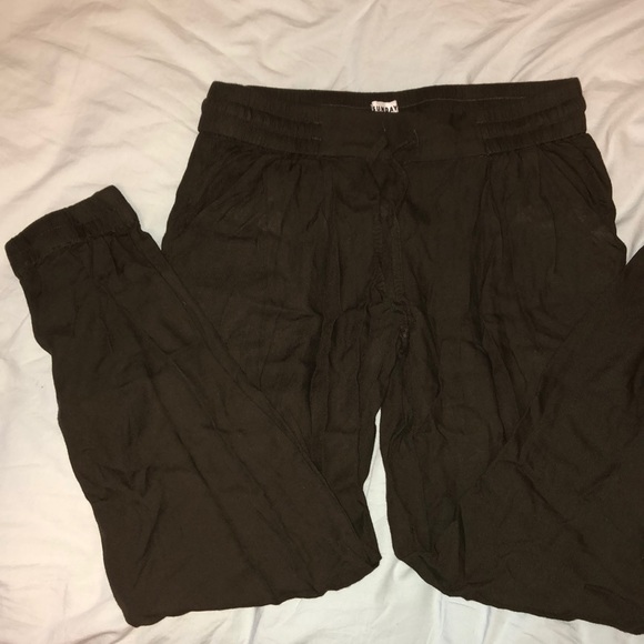 Aritzia camp green soft fabric joggers - Picture 2 of 5